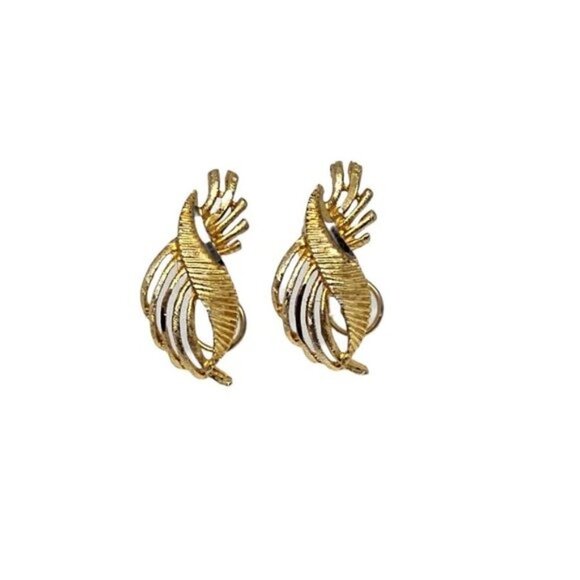 Vintage signed BSK Clip On Earrings Gold Tone Texturized Leaf Mid Century Modern - Picture 2 of 16
